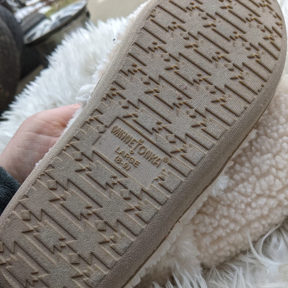 NWOT Minnetonka Cream Color Slippers Size Large 8-9 - Picture 5 of 5